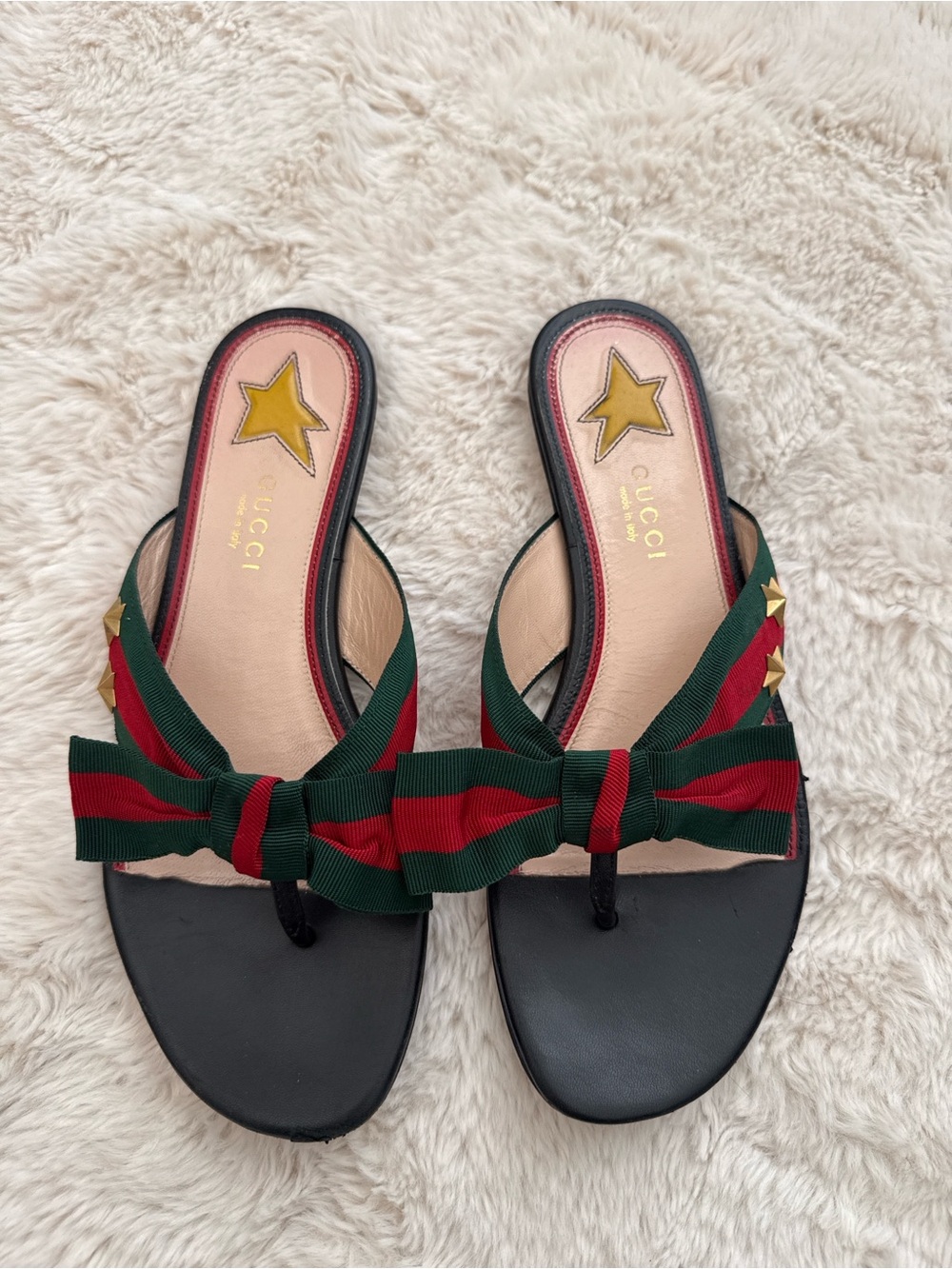 Gucci Black Leather Thong Sandals with Green and Red Bow
